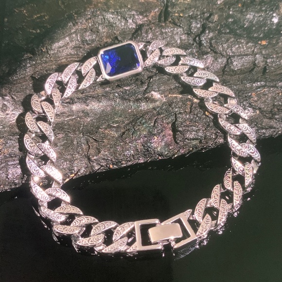 Intricate Silver Chain Bracelet with Deep Blue Stone - Picture 2 of 3